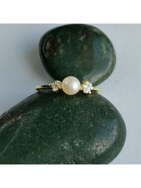 14k gold vermeil ring with Freshwater Pearl White Topaz size 6 stacking ring 🆕